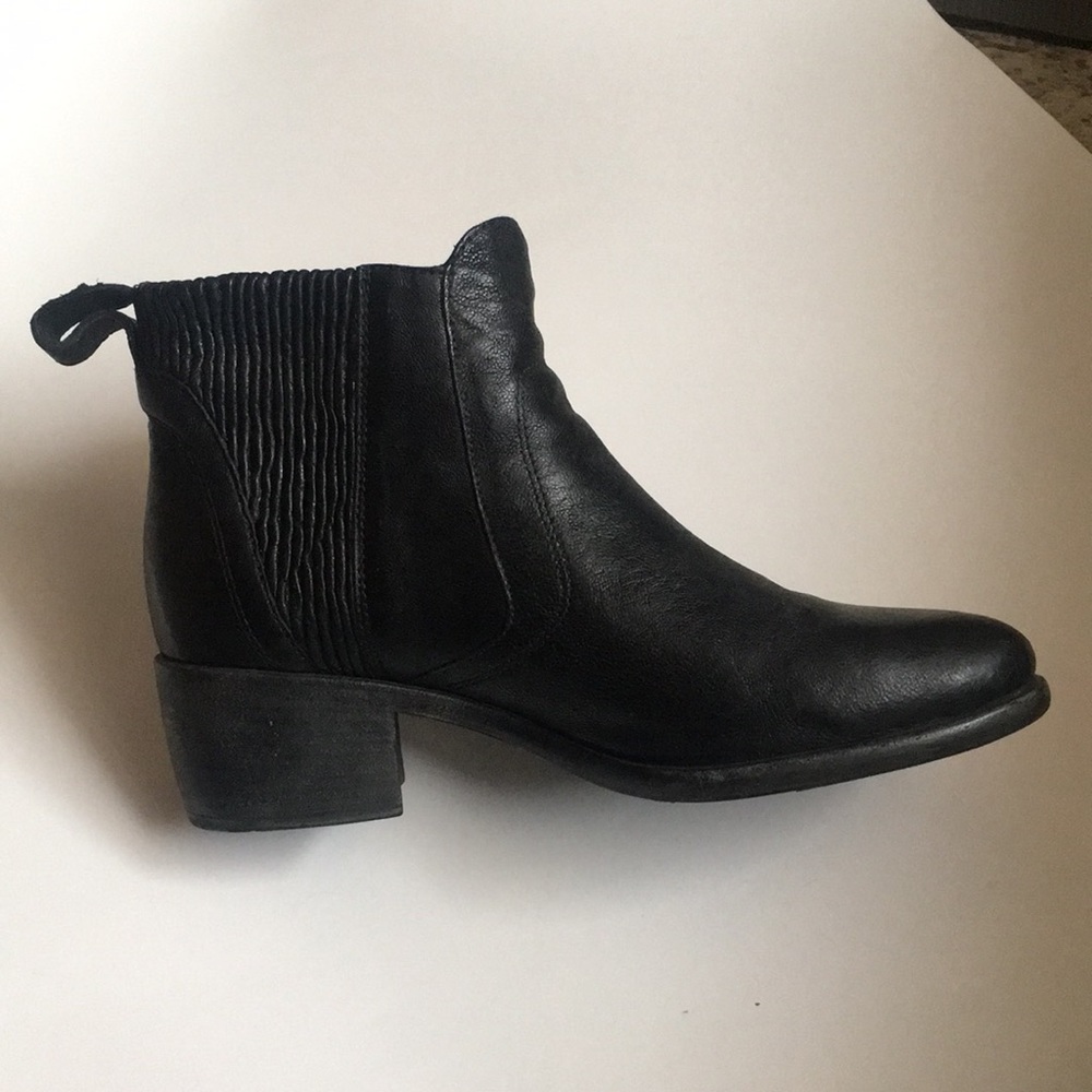 UGG leather Chelsea boots 9